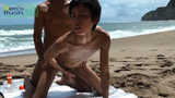 浜辺で生掘りされた素朴系男子のリングマラからザーメンが滴り落ちる！サムネイル画像